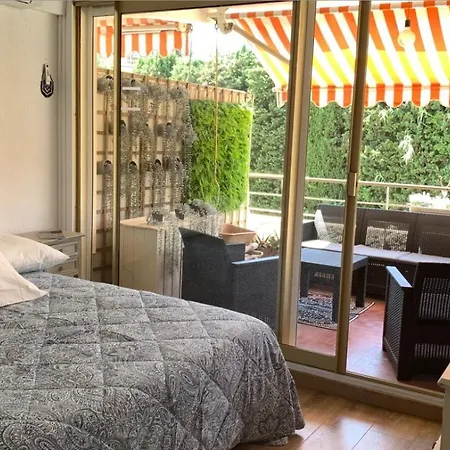 4 P Avec Grande Terrasse, Piscine, Parking Dans Tropez Centre *